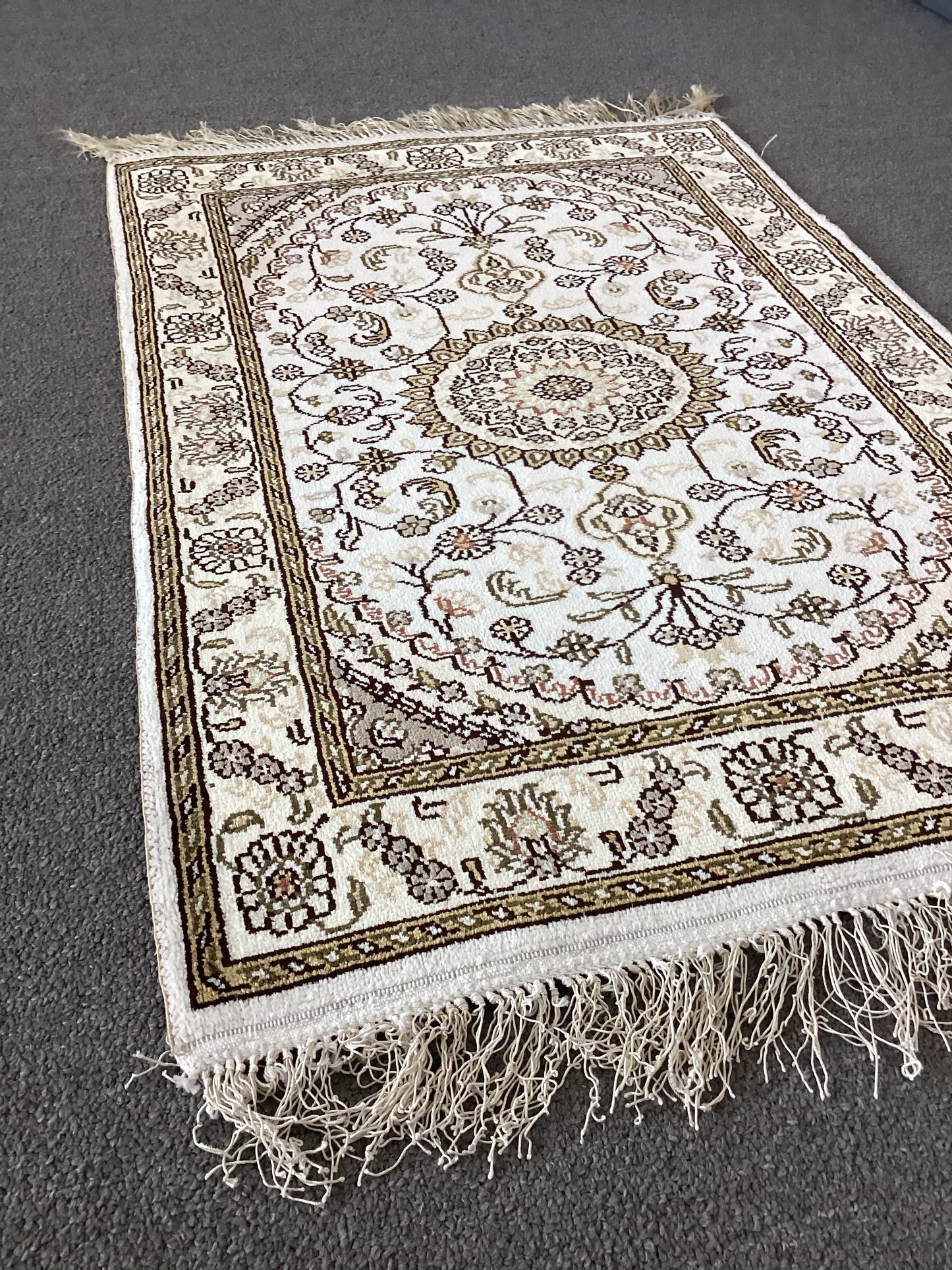 2x3 White Silk Rug