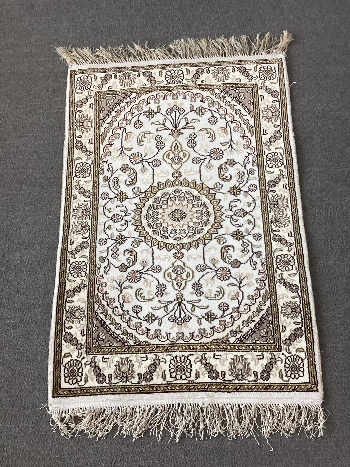 2x3 White Silk Rug
