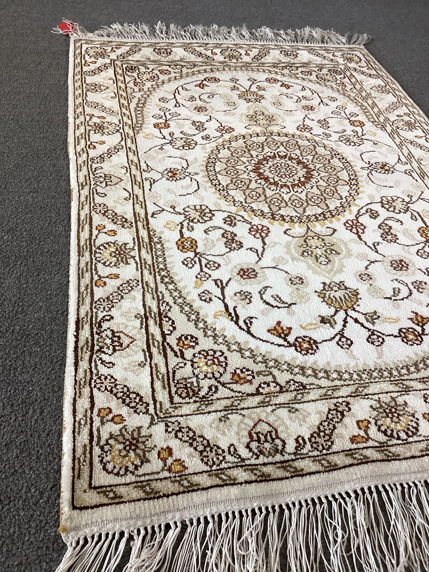 2x3 White Silk Rug