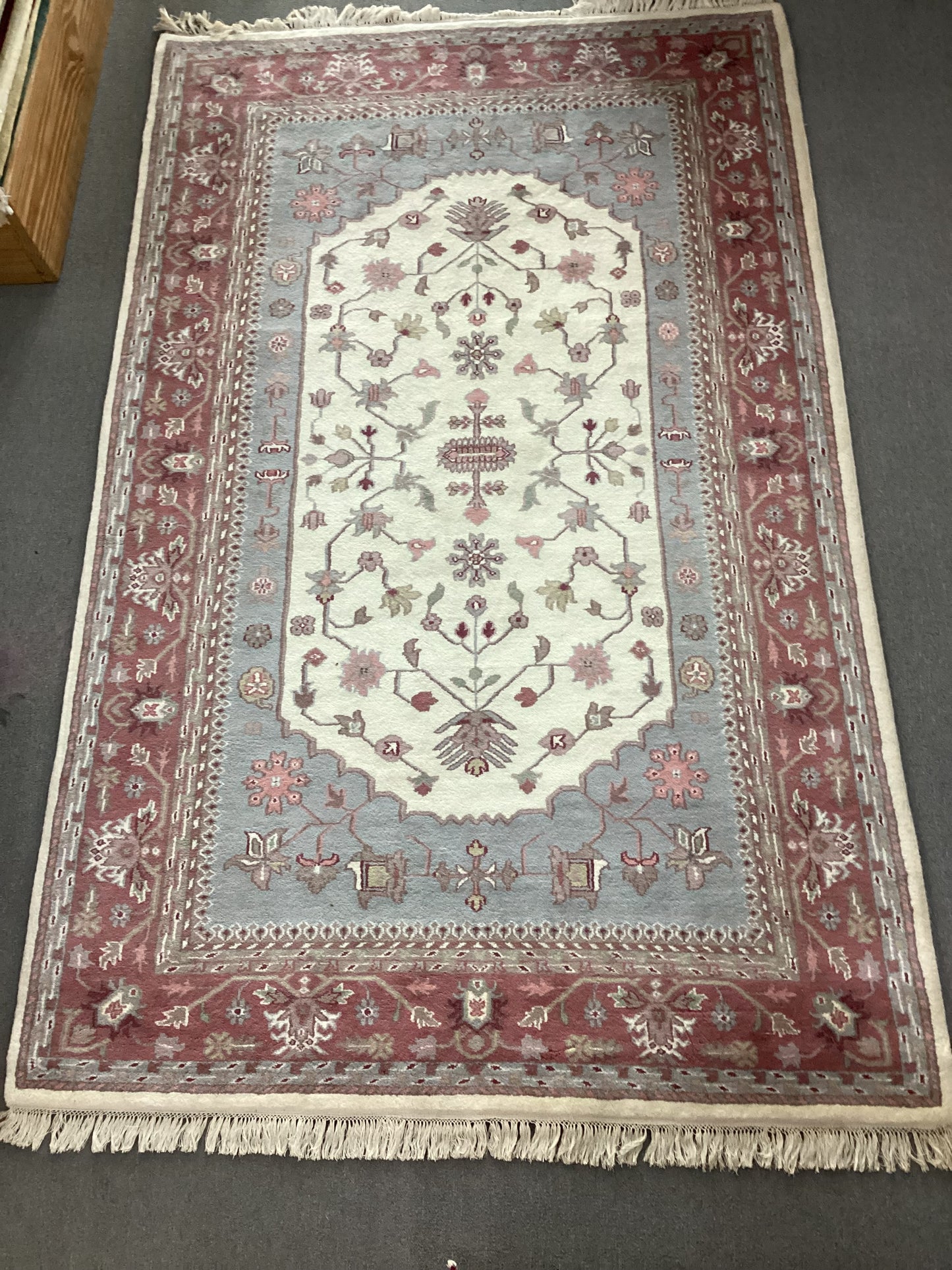 5’9 X 9’1 White Turkish Oushack Rug