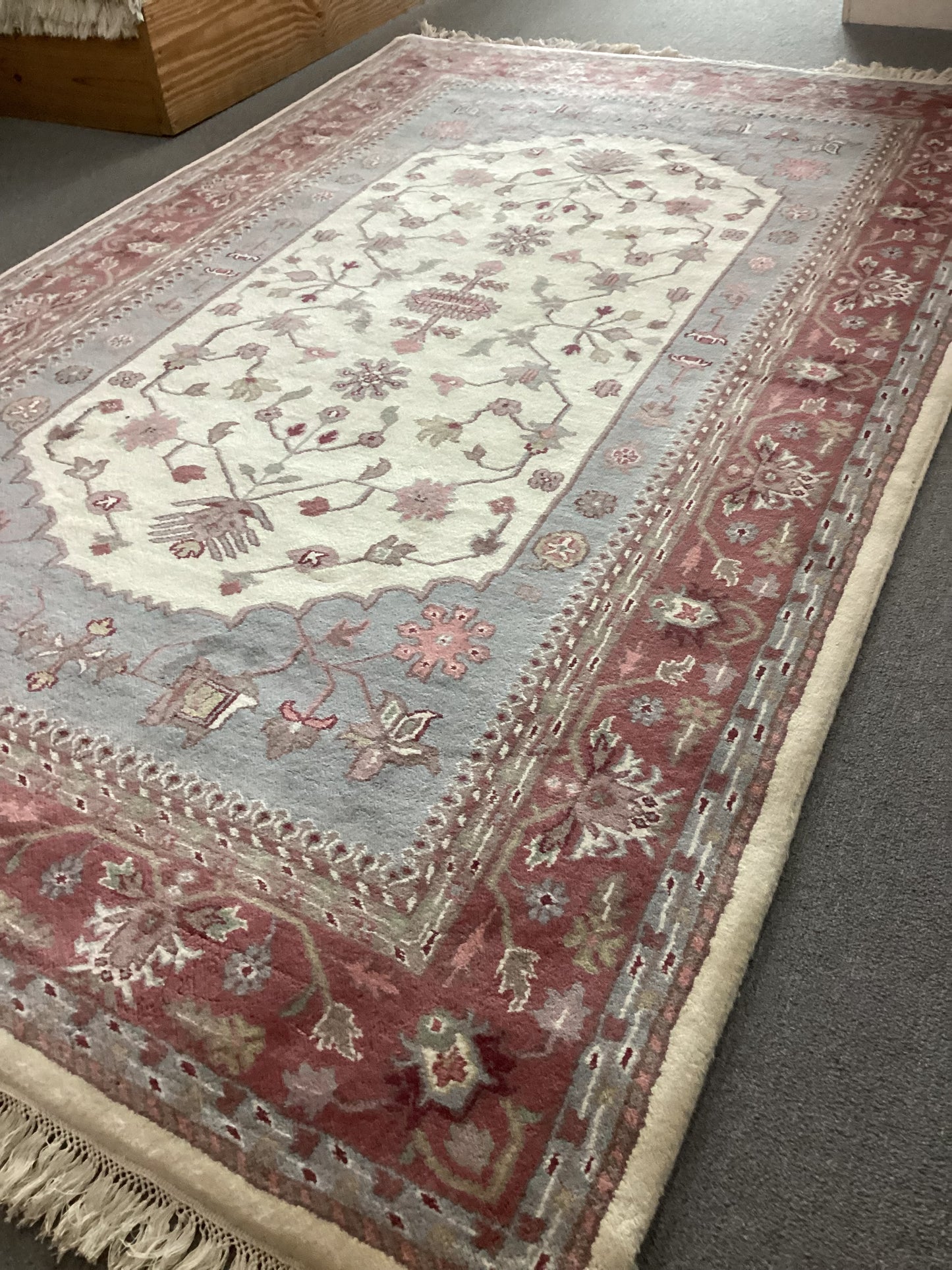 5’9 X 9’1 White Turkish Oushack Rug