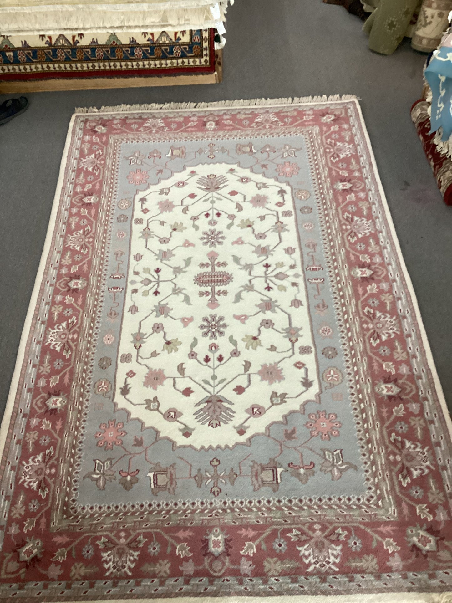 5’9 X 9’1 White Turkish Oushack Rug